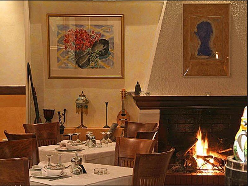 Iniohos Hotel Дельфы Экстерьер фото
