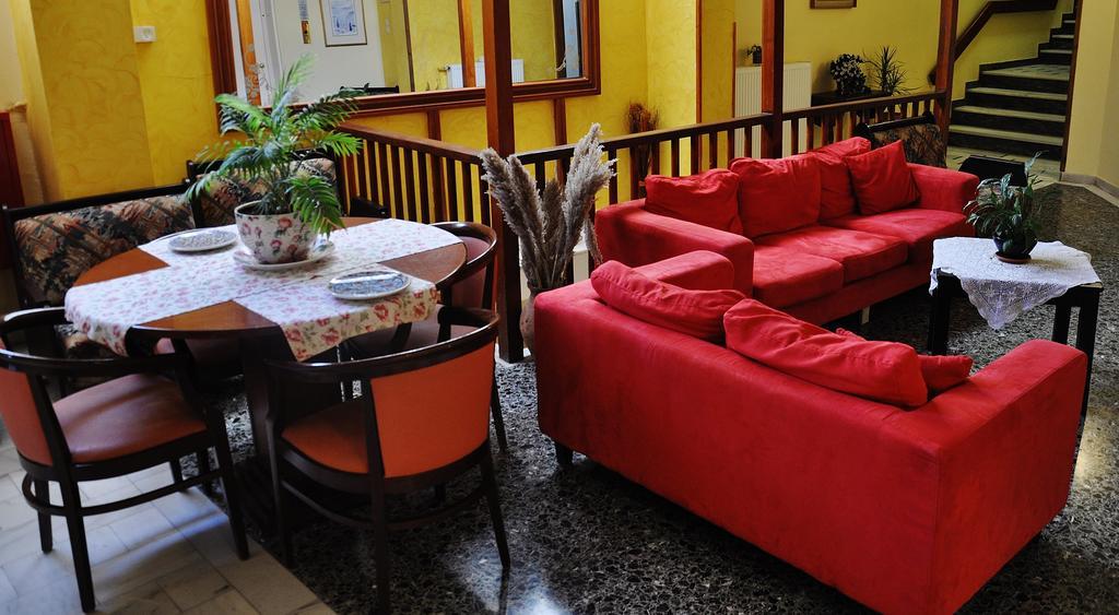 Iniohos Hotel Дельфы Экстерьер фото