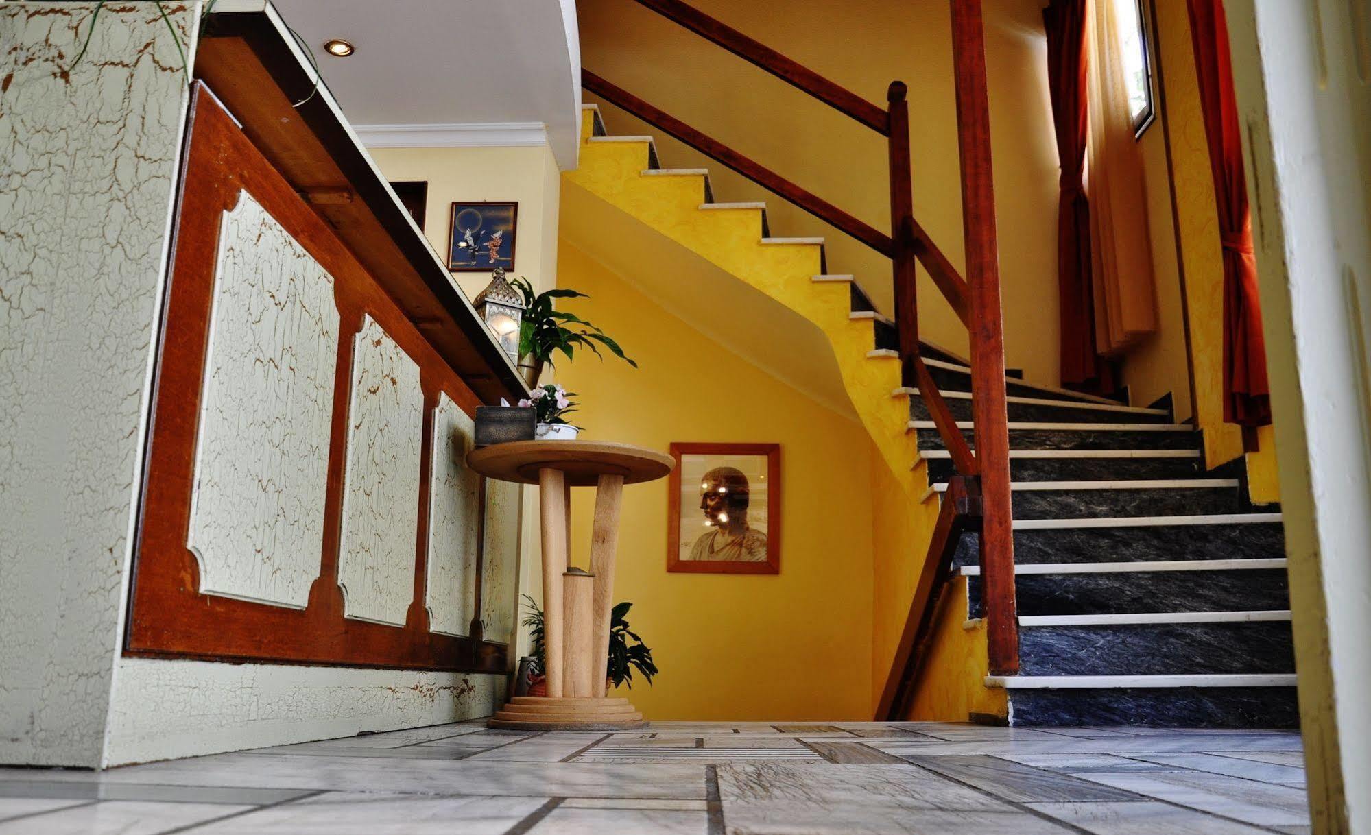 Iniohos Hotel Дельфы Экстерьер фото
